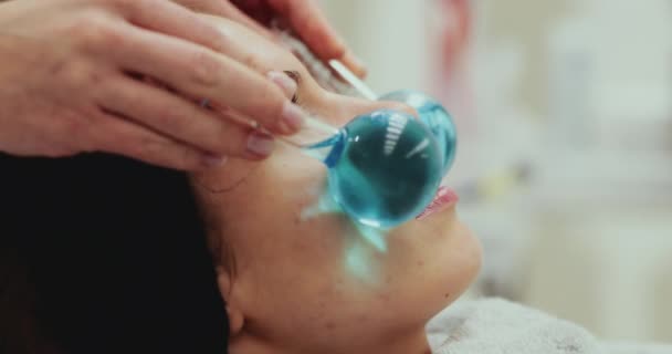 Obličejová masáž se speciálními nástroji. — Stock video