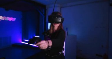 Sanal gerçeklik oyunları oynayan genç bir kadın. Gürültünün, tahılın bir etkisi vardır..