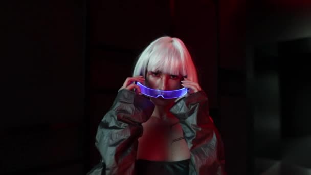 Die Blondine trägt eine Neon-Brille — Stockvideo