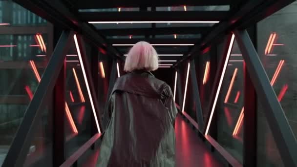 Kobieta biegnie neonowym korytarzem.. — Wideo stockowe