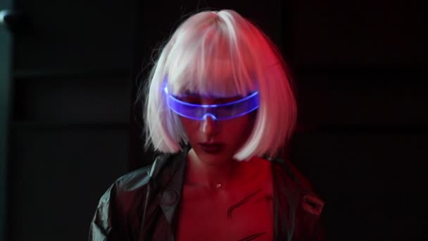 Arte cyberpunk video con una mujer en gafas brillantes. — Vídeo de stock