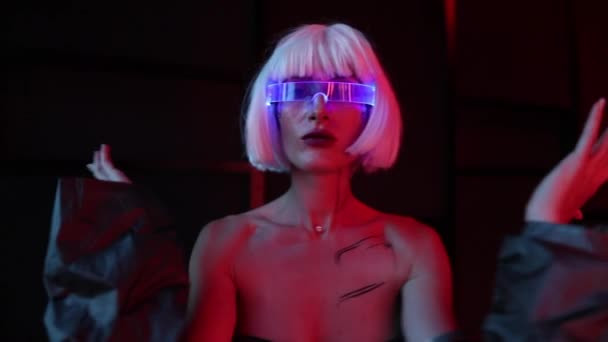 Frau mit Neon-Brille. — Stockvideo