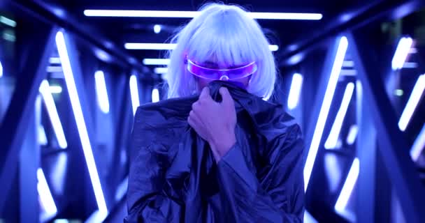 Frau in einem Neon-Raum. Cyberpunk-Mode.