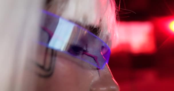 미래의 안경을 쓴 금발의 사이버 펑크 초상화. — 비디오