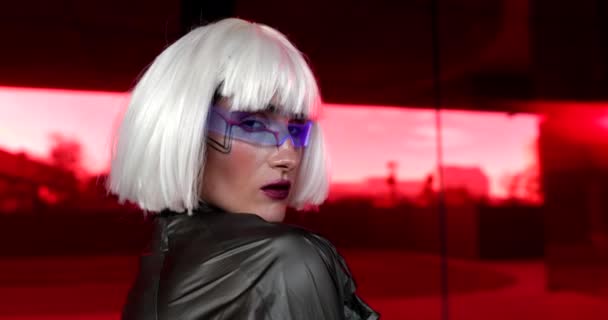 Cyberpunk-Porträt einer Blondine mit futuristischer Brille. — Stockvideo
