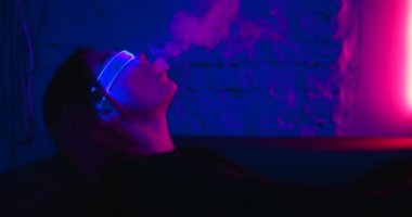 Gelecek Siberpunk 'ta. Gürültünün, tahılın bir etkisi vardır..