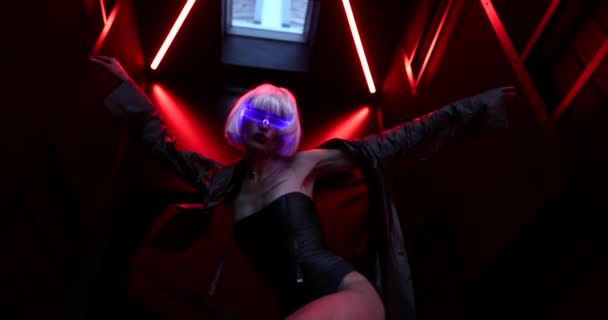 Art cyberpunk video cu o femeie în ochelari strălucitori. Videoclipul are efectul de cereale, zgomot . — Videoclip de stoc