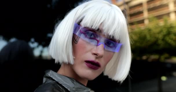 Frau mit futuristischer Brille. Cyberpunk-Stil. — Stockvideo