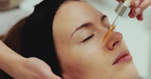 Olej do masażu twarzy. — Wideo stockowe