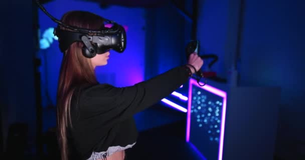 Młoda kobieta grająca w wirtualną rzeczywistość. Jest efekt hałasu, ziarna.. — Wideo stockowe