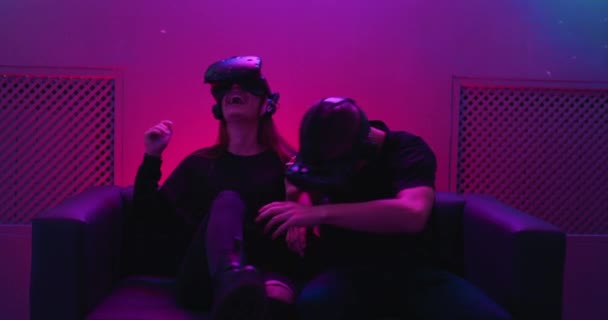 Verliebte Paare spielen in einer Virtual-Reality-Konsole. Es gibt eine Wirkung von Lärm, Getreide. — Stockvideo