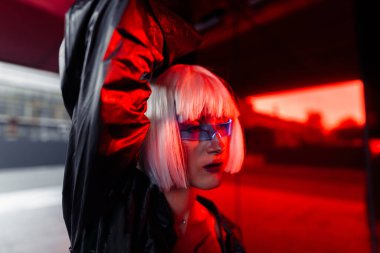 Gözlüklü gelecekten gelen sarışın..