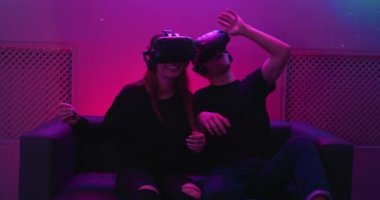 Ev oyunları. Aşıklar sanal gerçeklik oyunları oynarlar.