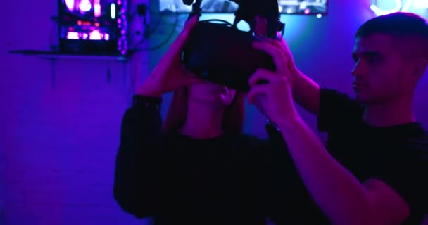 Preparándose para sumergirse en la realidad virtual. — Vídeo de stock