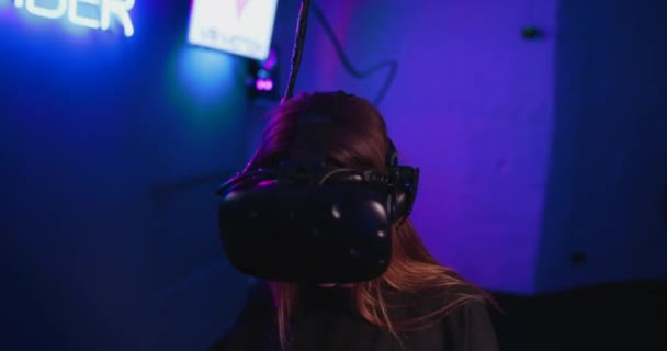 Jonge vrouwelijke speler speelt in VR club. — Stockvideo