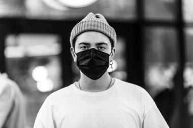 Adamın biri virüsten maske takıyor. Grip salgını.