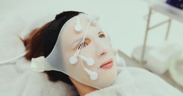 Facial massage with a special gadget. Vibro mask. — Stock Video