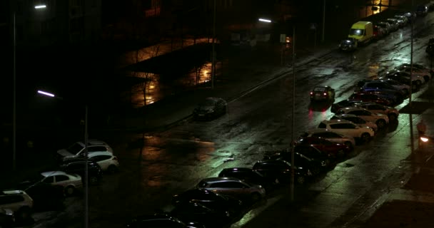 Şehirde gece ıslak yol. — Stok video