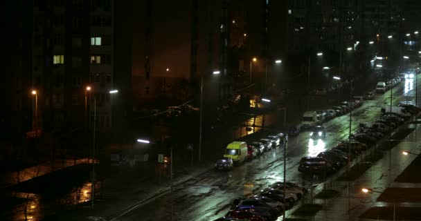 Ночной город под дождем. Спальная зона. — стоковое видео
