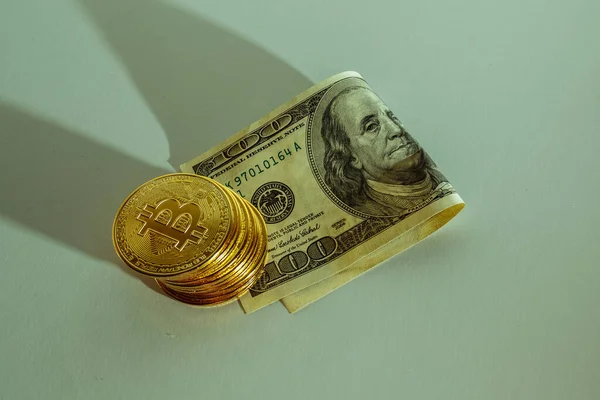 Bitcoin tiene el dólar estadounidense. El concepto de ventaja bursátil. — Foto de Stock