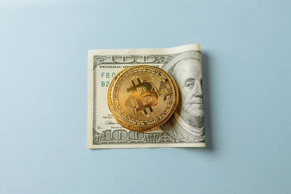 Bitcoin en dólar sobre fondo azul. — Foto de Stock