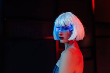 Siber punk tarzında sarışın. Bir kadında fütürist gözlükler.