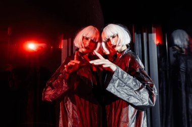 Geleceğin modası. Kırmızı uzayda gelecek sarışını.