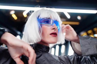 Kadın fütüristik portresi. Siber gözlüklü kadın..