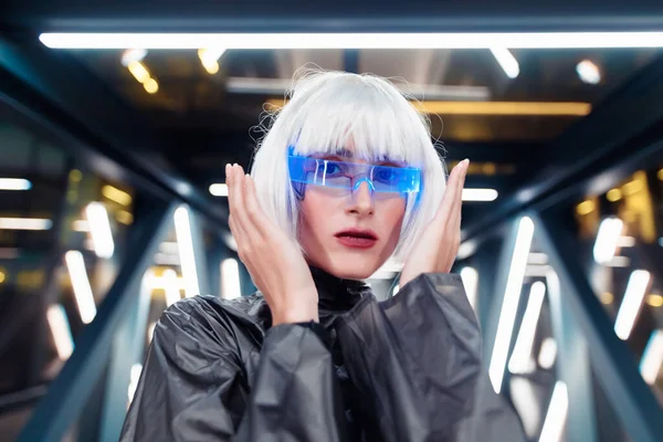 Ritratto futuristico femminile. Donna in occhiali cibernetici. — Foto Stock