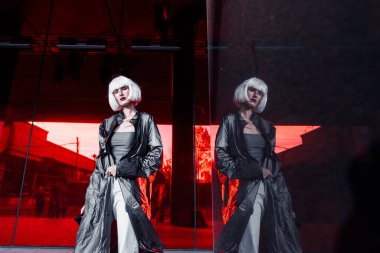 Geleceğin modası. Kırmızı uzayda gelecek sarışını.