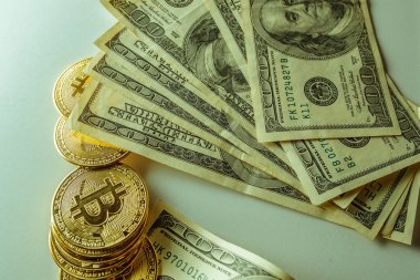 Bitcoin ve dolar. Geleceğin yeni para birimi..