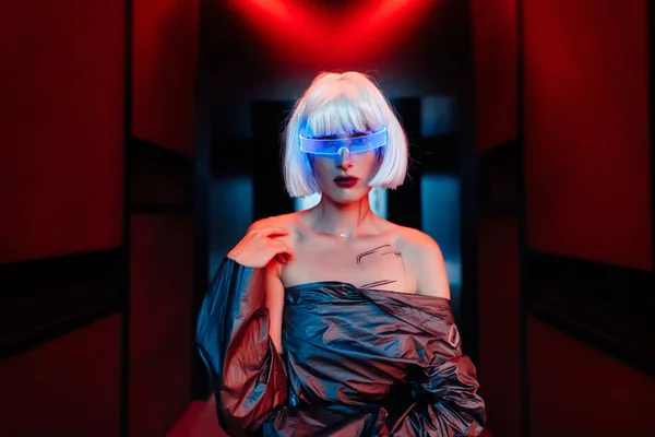 Cyberpunk blond i neonglasögon. — Stockfoto