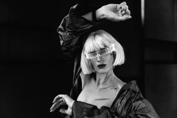 Blonde in cyberpunk style. Futuristic glasses on a woman. — Stock Fotó