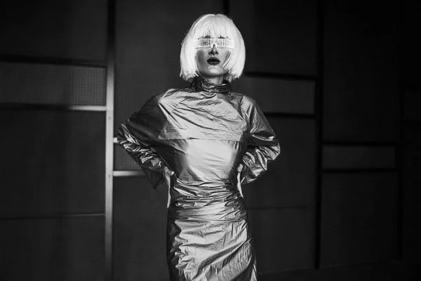 Elegante bionda futuristica in stile cyberpunk. La foto ha l'effetto di grano, rumore. — Foto Stock