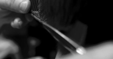 Makasla yakın plan saç kesimi. Siyah ve beyaz retro video.