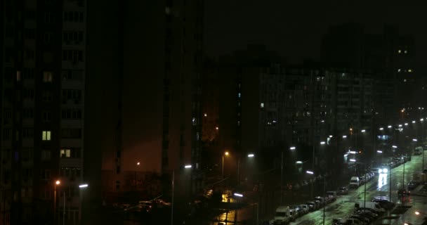 Ciudad nocturna bajo la lluvia. Zona de dormir. — Vídeos de Stock