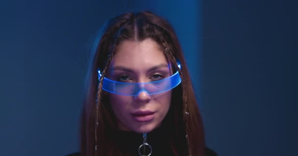 Fiatal nő stílusos kék szemüvegben. — Stock videók