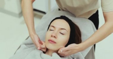 Kadın yüz masajı yaptırıyor..