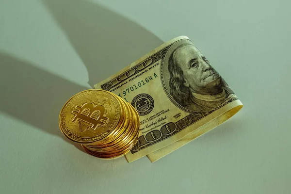 Crisis financiera. Bitcoins y dólares. — Foto de Stock