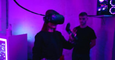 Sanal oyunlar için neon oda. VR Miğferli Kadın.