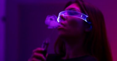 Dumanlı neon dalgası ve genç bir kadın. Yavaş çekim.