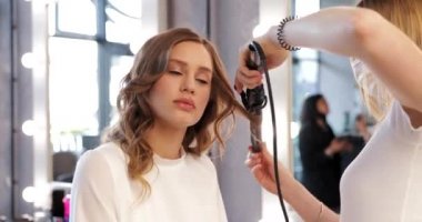 Kadın kuaförde sandalyeye döner.