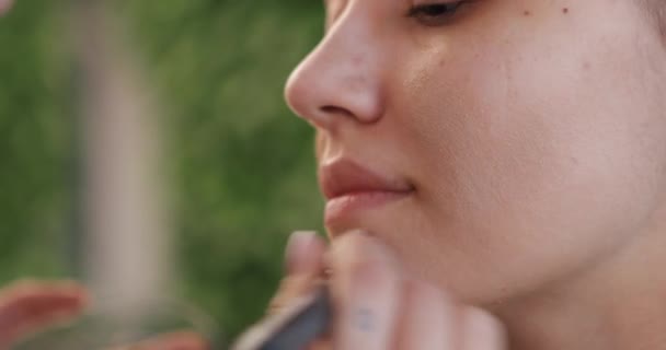 Aplicar maquillaje en la cara. — Vídeo de stock