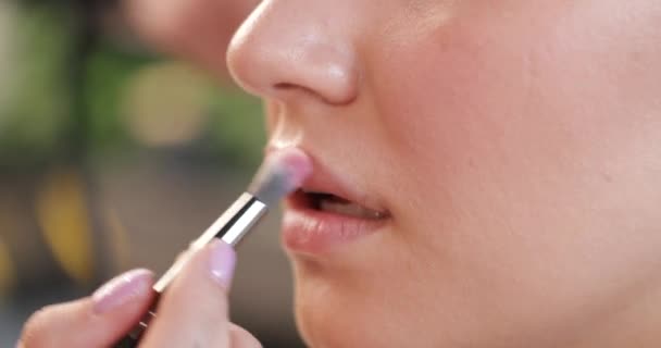 Applicare il rossetto in un salone di bellezza. — Video Stock