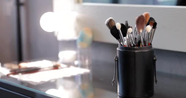 Penseel set voor make-up op tafel — Stockvideo