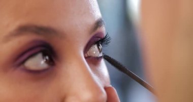 Gözlerinde makyaj var..