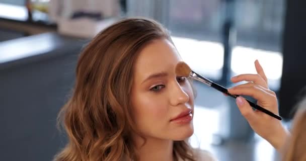 Ung kvinde forbereder sig på en fest. Makeup i en skønhedssalon. – Stock-video