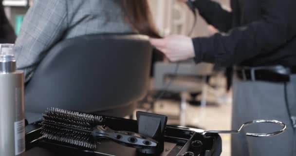 Cabeleireiros local de trabalho em um salão de beleza. Secagem de cabelo. — Vídeo de Stock