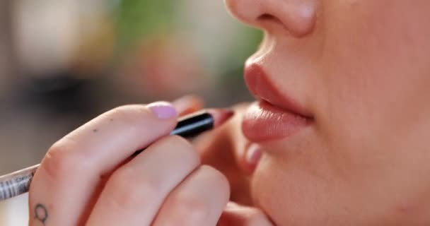 Colore delle labbra con rossetto brillante. Macro video. — Video Stock