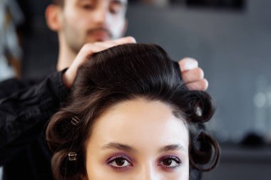 80 'lerin tarzında bir saç stili yapacak bir stilist. Uzanmak. saç.